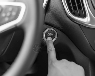老式音调关闭现代汽车上按下启动停止发动机按钮的手指亚洲手指启图片