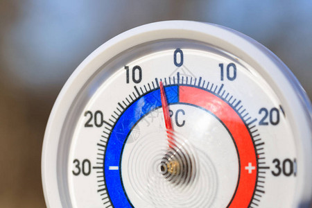 具有摄氏温度的室外温度计显示冷负4度温图片