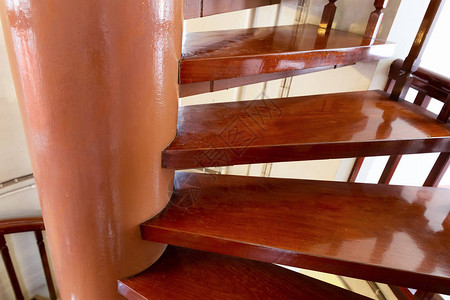 棕色层状和木制阶梯楼梯的一部分升起图片