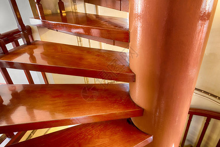棕色木制脚步是螺旋楼梯的一部分传图片