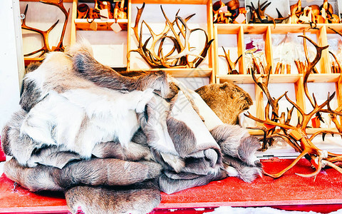 冬季芬兰拉普兰冬季市场摊位上摆着驯鹿皮和角等传统纪念品街头圣诞假期集市在集市上出现装饰图片