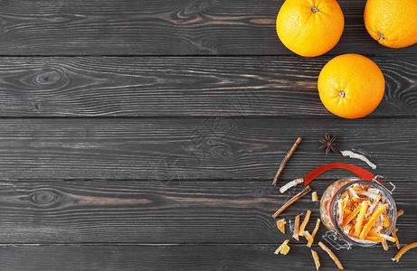 糖渍橙皮是儿童和成人最喜欢的款待自制蜜饯橙皮和橙子在深色木桌上的图像顶视图软焦点图片