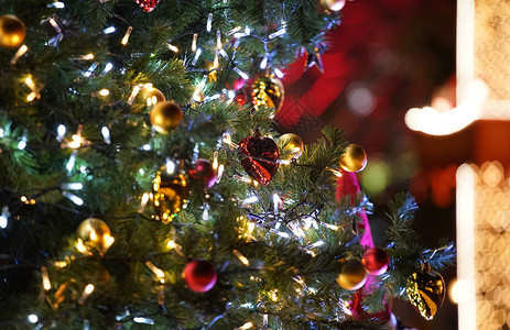 圣诞树的五颜六色的装饰品背景图片
