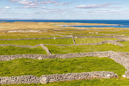 爱尔兰阿群岛Inishmore有石墙和Galway海图片