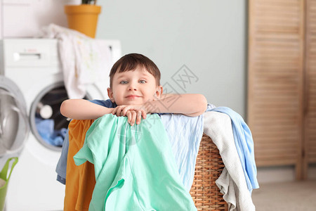 家里穿脏衣服的小男孩图片