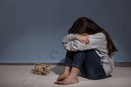 家里寂寞悲伤的女孩自闭症图片