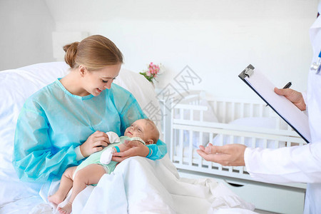 在妇产医院有新生儿和妇产科医生背景图片