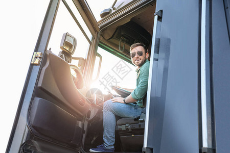 大卡车客舱的年轻司机背景图片