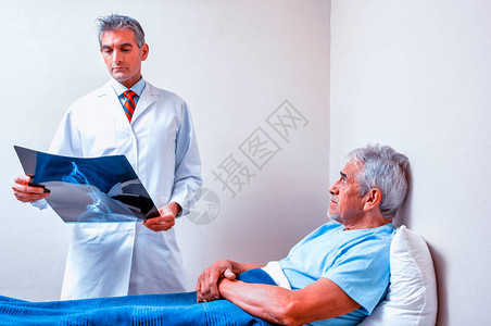 医院的医生和老年患者图片
