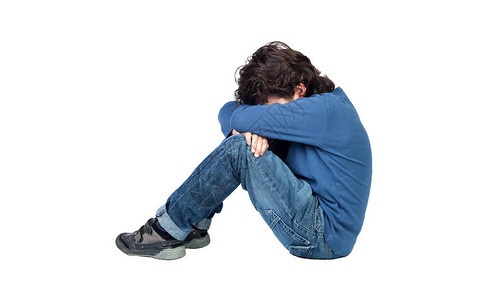 坐在地上的悲伤男孩在白色图片素材