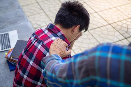 在男生对考试成绩的问题感到失望或对女友心碎时图片