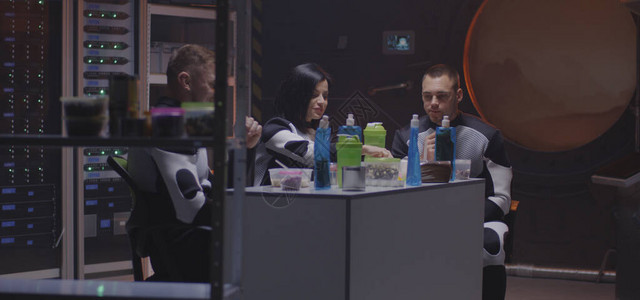 火星基地机组人员在午餐时谈话图片