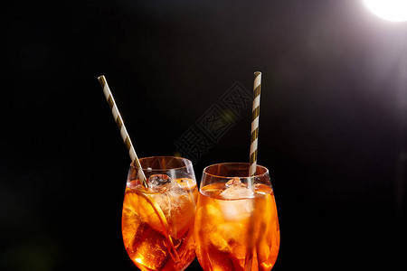 AperolSpritz戴眼镜背景图片