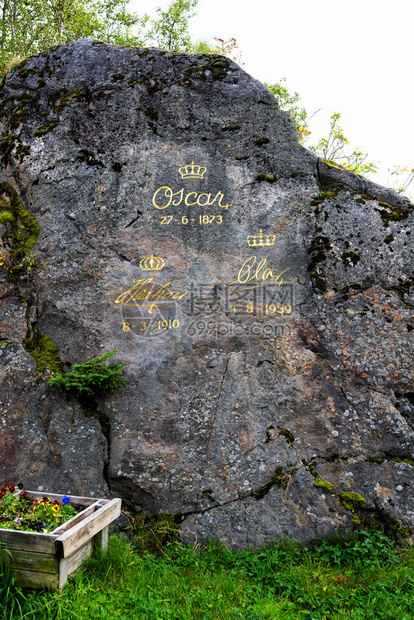 2019年3个挪威国王在一块坚固的岩石图片