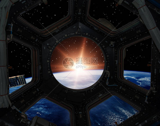 从太空飞船的窗外升出由美国航天局提供的这幅图图片