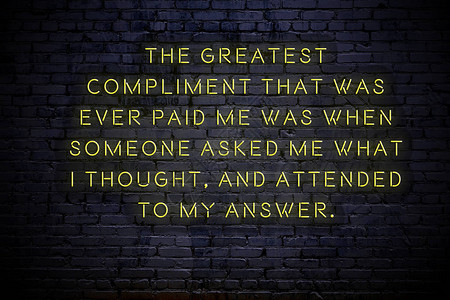 墙上刻有积极动因的句号图片素材