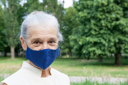 外出医疗面罩的高级女高龄妇女老年人图片
