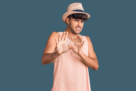 的年轻西班牙男子反感地表情令人厌恶不高兴和恐惧地脸朝反面图片素材