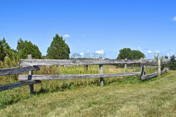 坚固的经风吹气的木栅栏是平坦草原上图片