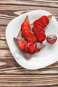 早上的早餐吐司配草莓和果酱面包和蜜饯新鲜的热吐司配奶油美图片