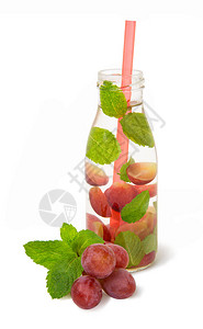 红葡萄薄荷叶玻璃瓶中的水与成分的冷鲜排毒饮料图片
