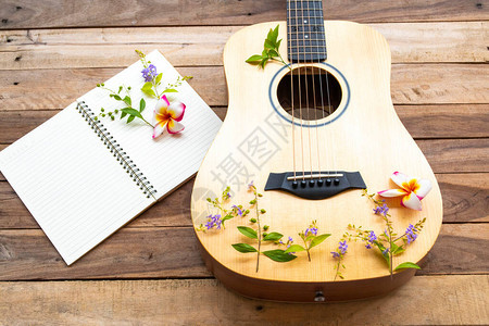 生活方式女笔记本规划师和吉他放松夏日和鲜花素馨花图片