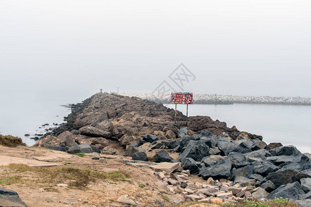 岩石码头的表面非常险恶并且是一个警告信号来阻止图片
