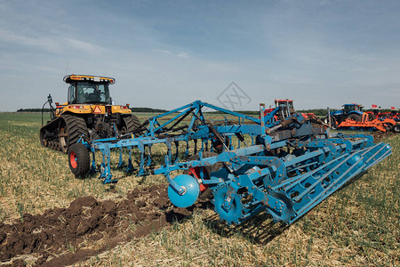 夏季耕地犁耕机械装置耕地犁装置图片