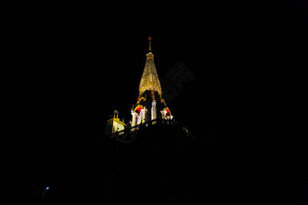 夜里华特查隆或差龙寺的顶端黑图片