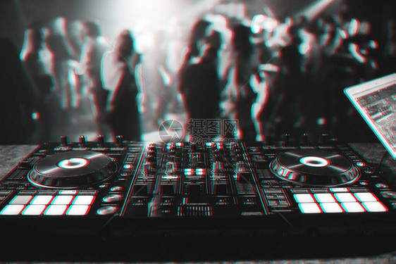 音乐控制器DJ混音器在现场电子音乐会的夜总会具有3D故障虚拟现图片