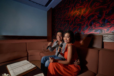 美丽的亚洲情侣在晚上唱歌图片