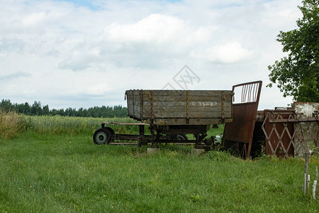 现场的旧拖拉机图片