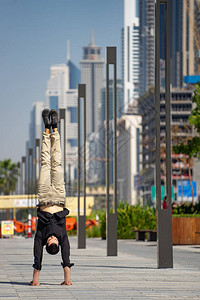 杂技使迪拜城市景色模糊的双手保持平衡现代商业和无限可能概念未来图片