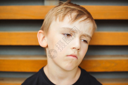 心烦意乱的阴沉男孩的画像有悲观抑郁负面情绪的孩子无聊的孩子面部表情悲伤的小男孩不快乐的孤独图片