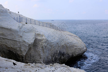 以色列北部地中海沿岸的荒凉海滩图片