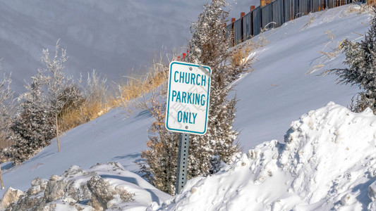 全景建筑和教堂停车场仅在瓦萨奇山的雪坡上签名图片