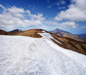 山脊顶和山顶的山峰景象图片