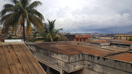 喀麦隆雅温得市阴天背景图片