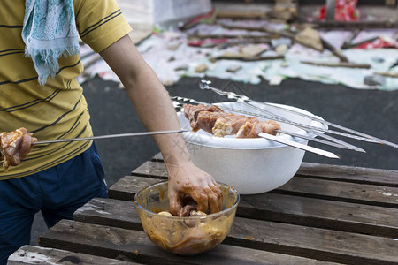 手把汁多的咸菜肉塞在树缝上图片