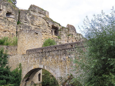 中世纪堡垒塔和位于卢森堡格伦德阿尔泽特图片