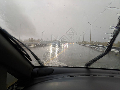 在雨中驾驶汽车下雨和恶劣天气图片