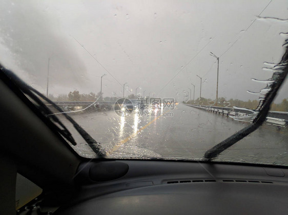 在雨中驾驶汽车下雨和恶劣天气图片