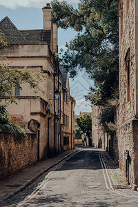 在英国牛津老城的一条街上背景图片