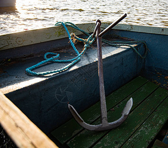 Achor坐在一艘水上船中等待取走图片