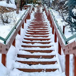 重心在雪山上的楼梯上图片