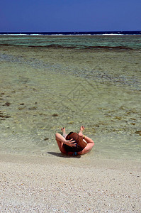 在沙滩上戴帽子的女人玛莎阿拉图片