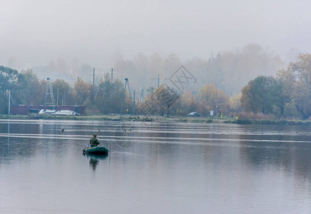 雾蒙的早晨位于城市湖岸的海滩上背景图片