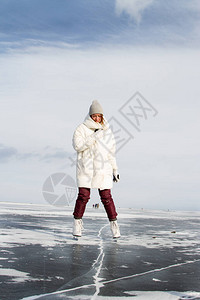 在贝加尔湖冰上滑冰的女孩图片