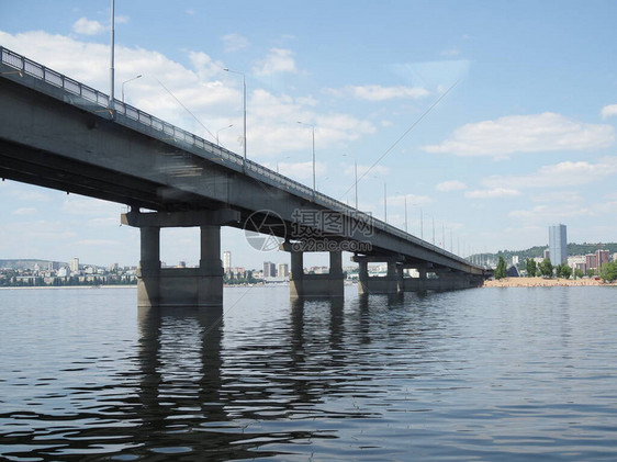 桥墩天空背景上的桥梁交汇处河上的现代道路交叉口概念建筑桥图片