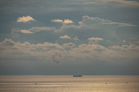 海上货轮在潮下出海航行和运输的背景概念图片